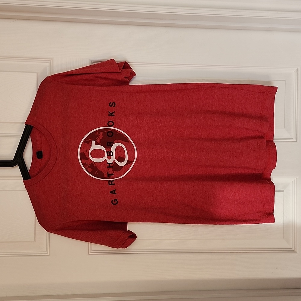 Garth Brooks Red World Tour T Shirt.‎ Women's size M.